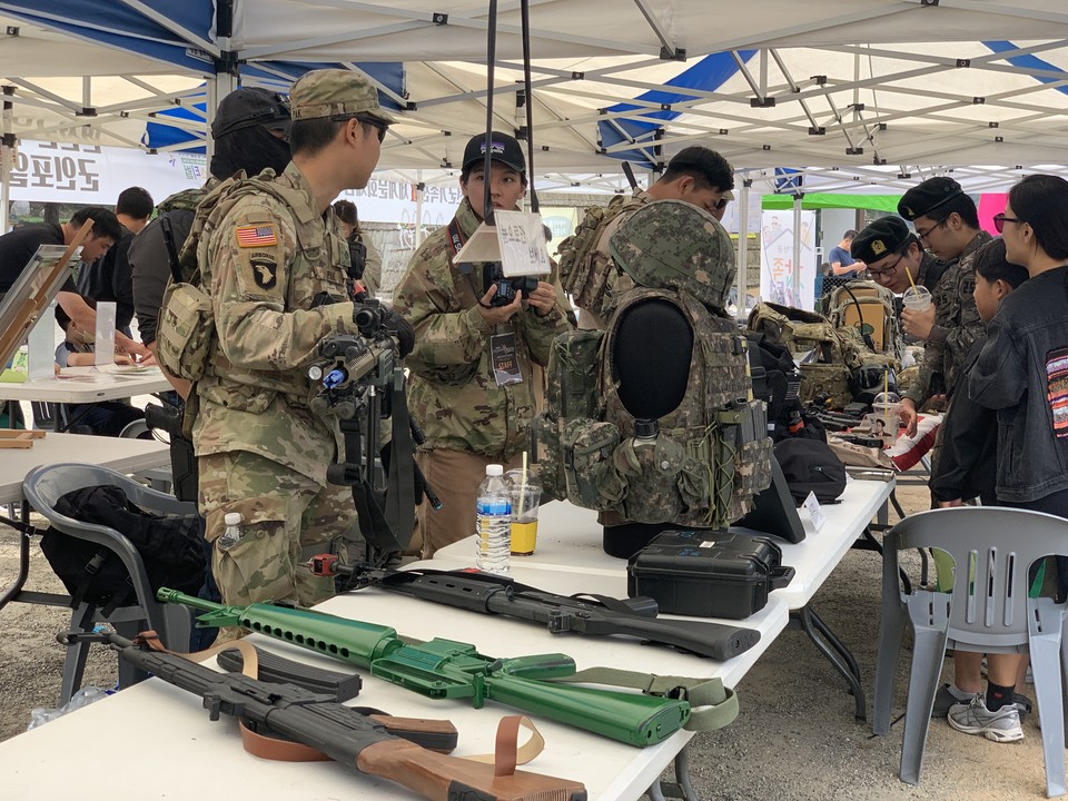 13일 오전 11시30분께 연천군 전곡리 선사 유적지 주차장에서 개최된 ‘제8회 세계 밀리터리 LOOK 페스티벌’ 현장을 사진에 담아 봤다. (사진=오기춘 기자)