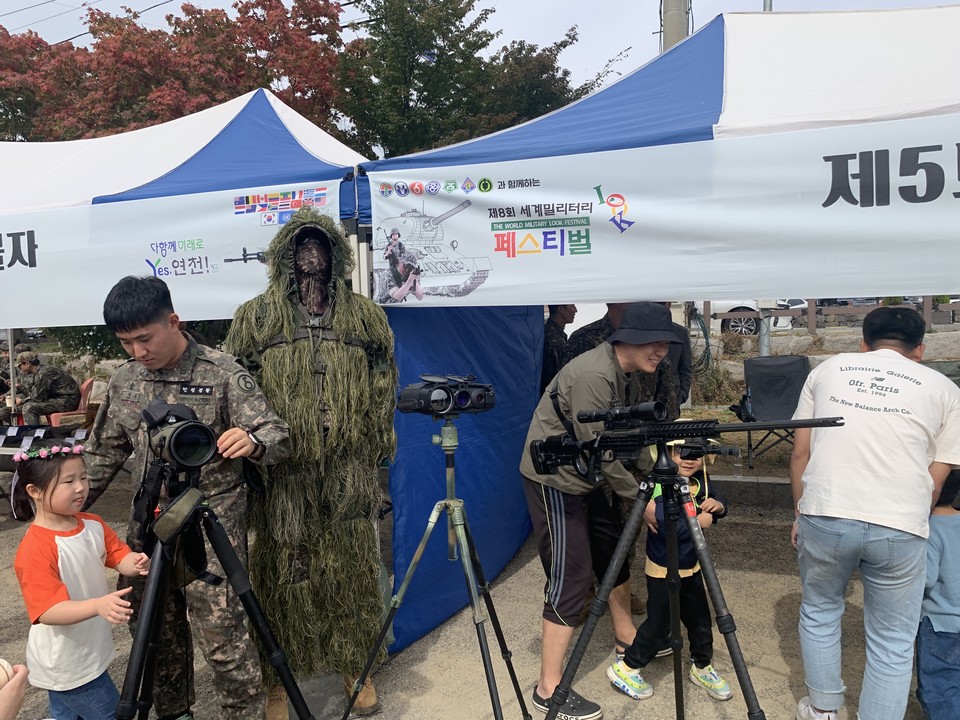 13일 오전 11시30분께 연천군 전곡리 선사 유적지 주차장에서 개최된 ‘제8회 세계 밀리터리 LOOK 페스티벌’ 현장을 사진에 담아 봤다. (사진=오기춘 기자)