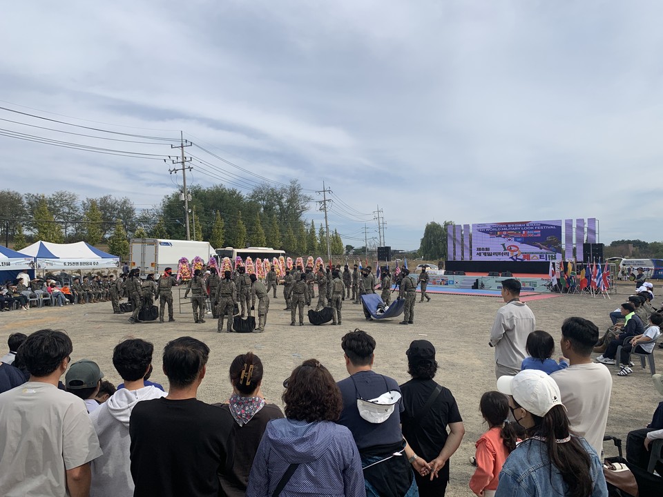 13일 오전 11시30분께 연천군 전곡리 선사 유적지 주차장에서 개최된 ‘제8회 세계 밀리터리 LOOK 페스티벌’ 현장을 사진에 담아 봤다. (사진=오기춘 기자)