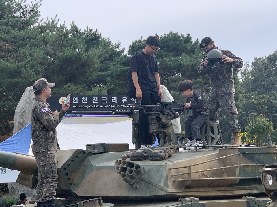 13일 오전 11시30분께 연천군 전곡리 선사 유적지 주차장에서 개최된 ‘제8회 세계 밀리터리 LOOK 페스티벌’ 현장을 사진에 담아 봤다. (사진=오기춘 기자)