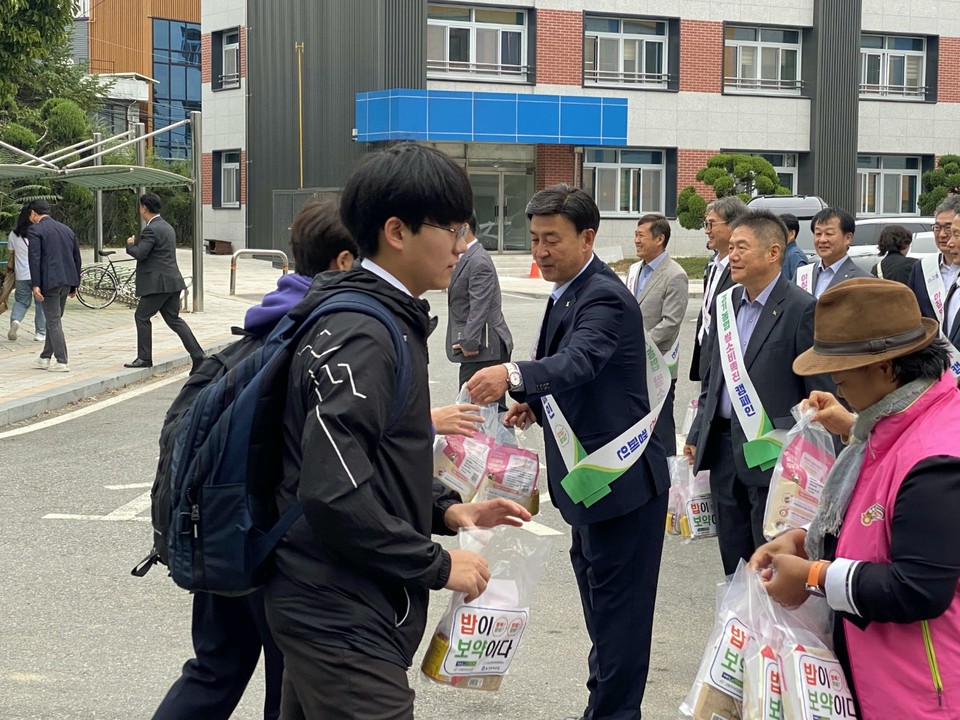 14일 오전 8시 광주중앙고등학교 정문에서 등교하는 학생들을 대상으로 열린 '아침밥 먹기 캠페인'에서 방세환 시장이 도시락과 식혜를 학생들에게 나눠주고 있다. (사진=장은기 기자)