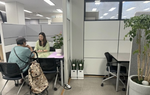 파주시는 복지서비스 상담을 위해 시청을 찾는 민원인(시민)들의 편의 제공을 위해 시청 복지동 1층 복지지원과 사무실 내에 ‘복지 상랑방’이란 상담 공간을 마련, ‘양질의 복지서비스’ 제공에 나섰다. 사진은 새로 마련된 ‘복지 사랑방’ 모습. (사진제공=파주시)