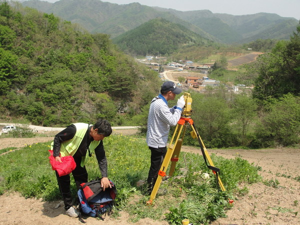 파주시는 그 동안 지적측량의 오차 범위가 많은 일본 동경을 기준으로 설정된 지역좌표계가 국제표준의 ‘세계측지계’ 좌표로 변환함에 따라 오차 범위가 크게 감소할 것으로 내다봤다. (사진=중앙신문DB)