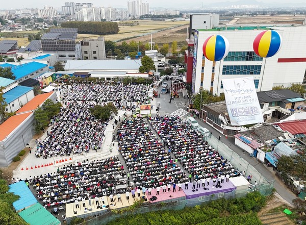 13일 신천지 전주교회에서 열린 '신천지 전주 전도 대성회'에서 이만희 총회장의 강연을 듣기 위해 모인 인파.