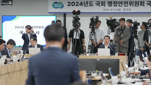 14일 오전 수원시 영통구 경기도청에서 열린 국회 행정안전위원회의 경기도에 대한 국정감사가 열린 가운데 이날 행정안전위원회 신정훈 위원장(가운데)이 김동연 도지사의 설명을 듣고 있다. (사진=김유정 기자)
