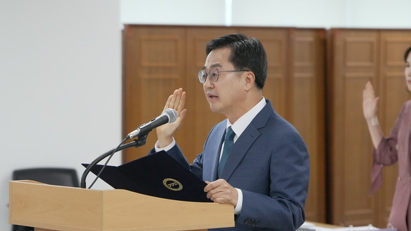 14일 오전 수원시 영통구 경기도청에서 열린 국회 행정안전위원회의 경기도에 대한 국정감사가 열린 가운데 이날 김동연 경기도지사가 증인 선서를 하고 있다.  (사진=김유정 기자)
