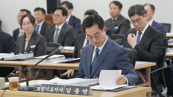 14일 오전 수원시 영통구 경기도청에서 열린 국회 행정안전위원회의 경기도에 대한 국정감사가 열린 가운데 이날 김동연 경기도지사가 국감 답변자료를 검토하고 있다. (사진=김유정 기자)