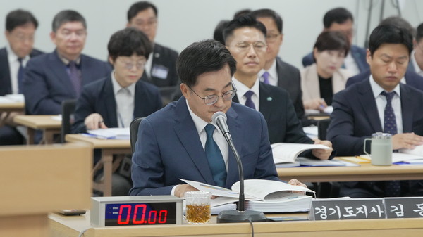 14일 오전 수원시 영통구 경기도청에서 열린 국회 행정안전위원회의 경기도에 대한 국정감사가 열린 가운데 이날 김동연 경기도지사가 국감 위원들의 질의에 답변을 하고 있다. (사진=김유정 기자)