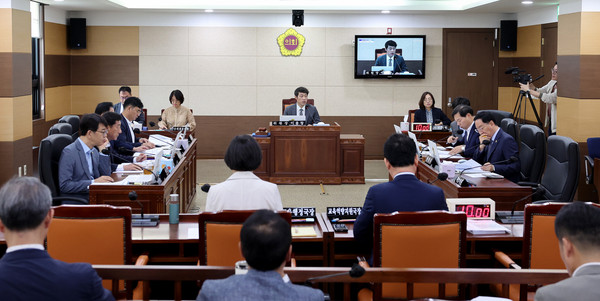 인천시의회 교육위원회는 ‘제298회 임시회’ 기간 중 상임위원회를 개최해 의원발의 조례안 2건의 심사를 진행했다. (사진제공=인천시의회)