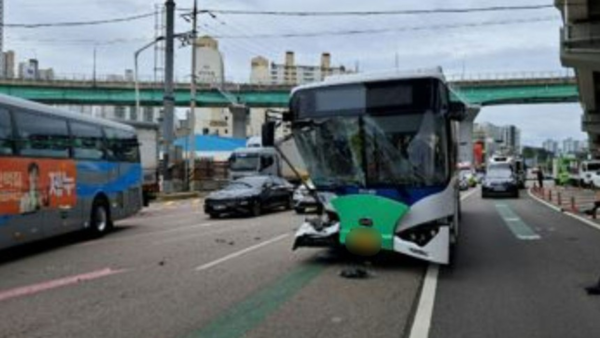 14일 오후 1시40분께 용인시 기흥구 영덕동 신갈톨게이트 인근 도로에서 시내버스와 화물차 등 4중추돌사고가 났다.  (사진제공=경기도소방재난본부)