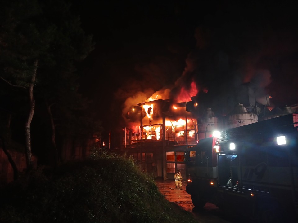15일 새벽 3시4분께 여주시 가남읍의 한 양계장에서 불이 나 철골조로 된 2442㎡ 규모의 양계사육장 5개동 중 4개동을 태우고 신고를 받고 출동한 소방당국에 의해 꺼졌다. 소방은 한때 대응1단계를 발령해 진화작업을 벌였다. (사진제공=경기도소방재난본부)