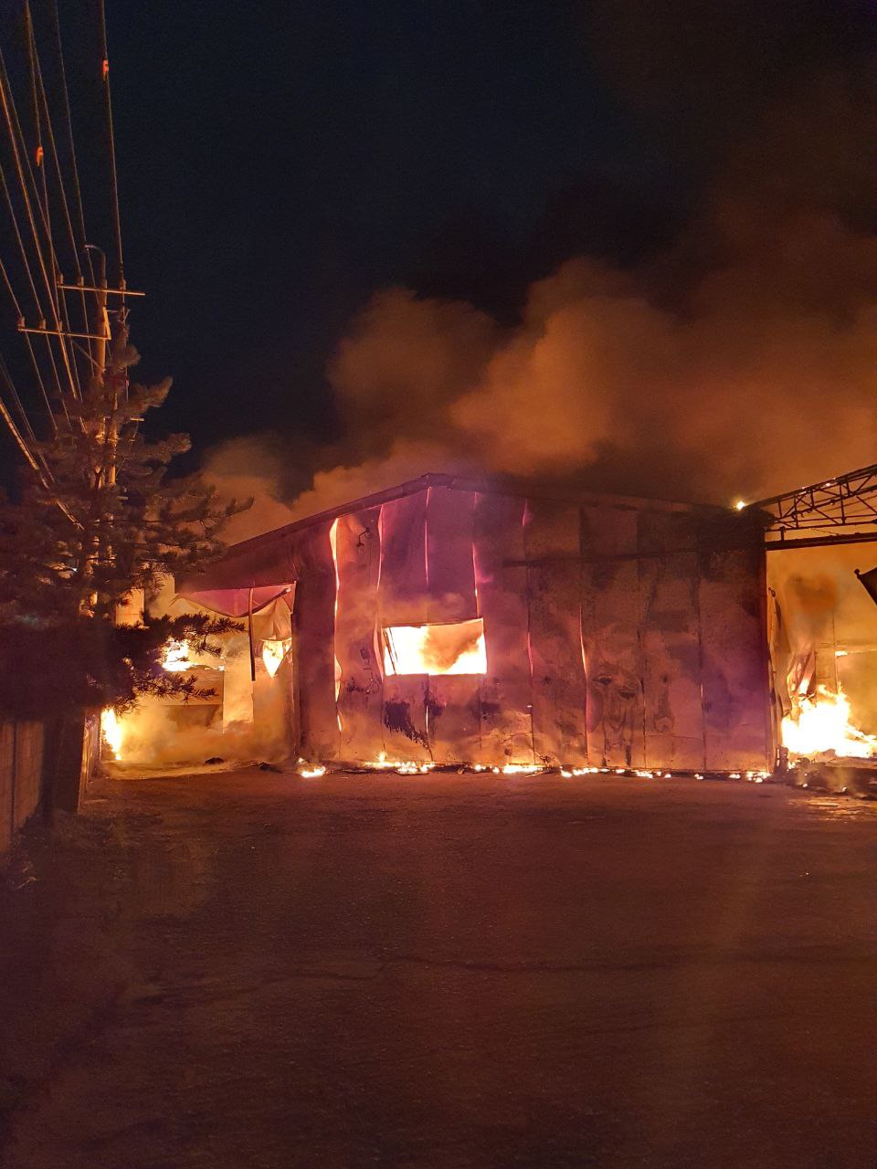 14일 오후 7시51분께 김포시 하성면 하사리의 한 가구공장에서 불이 나 철골조로 된 1층짜리 공장 3개 동 중 2개 동을 태우고 신고를 받고 출동한 소방당국에 의해 약 1시간22분 만인 오후 9시13분께 모두 진화됐다. (사진제공=경기도북부소방재난본부)