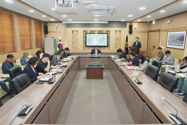 포천시의회는 의회 2층 회의실에서 집행부측 관계자들과 현안 간담회를 개최한 가운데 시 주요 현안 사항에 대해 소통과 논의하는 자리를 가졌다. (사진제공=포천시의회)
