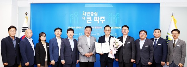 파주시는 문화예술의 가치를 드높여 ‘문화도시 파주’를 이끌어 갈 재단법인 파주문화재단 설립을 완료해 4개팀 29명의 조직을 갖춰 오는 11월 중순 출범식을 갖기로 하고, 초대 대표이사에 김영준 재정경제실장(사진 왼쪽 7번째)을 임명했다. (사진제공=파주시)