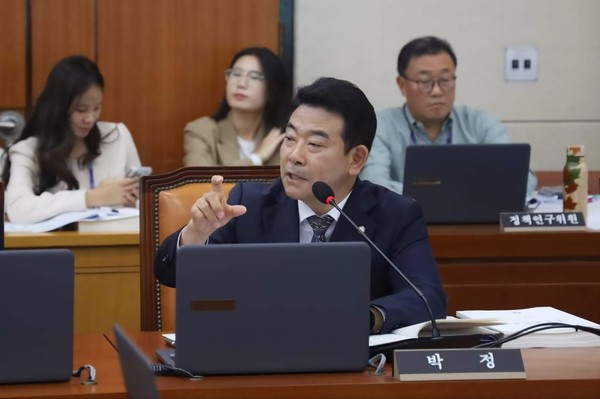 고용노동부가 수 천만원의 예산을 들여 만든 ‘열린 기관장실’이 제 역할을 다하지 못해 매년 예산만 낭비하고 있다는 지적과 함께 다른 방안을 모색해야 한다는 주장이 제기됐다. (사진제공=박정 의원실)
