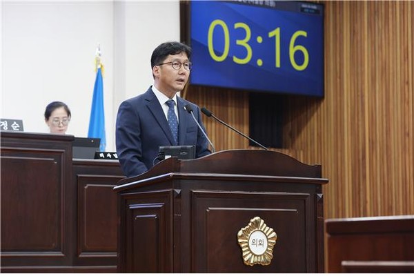 인천 남동구의회 이철상 의원이 제299회 임시회 1차 본회의에서 5분 자유발언을 통해 “자전거도로의 문제점 개선 및 안전한 도로 환경을 위한 재정비”를 촉구했다. (사진제공=남동구의회)