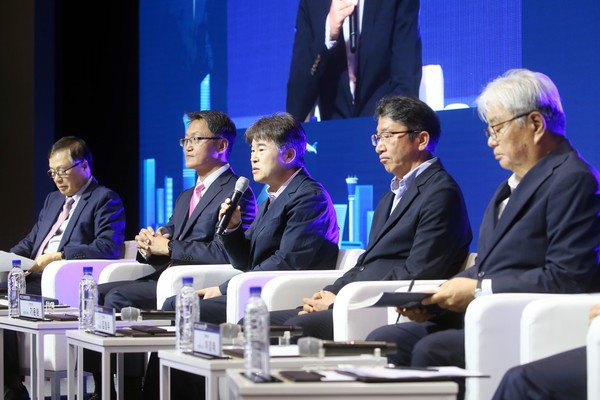 개청 21주년 기념 행사는 ‘글로벌 톱10 도시를 향한 인천경제청의 도전’을 주제로 ‘IFEZ 2040 비전 포럼’으로 포문을 열었다. (사진제공=인천경제청)