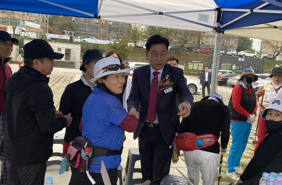 16일 오전 8시30분께 양평파크골프장에서 전진선 양평군수가 제7회 양평군수배 파크골프대회에 참가한 선수들과 인사를 나누고 있다. (사진=장은기 기자)