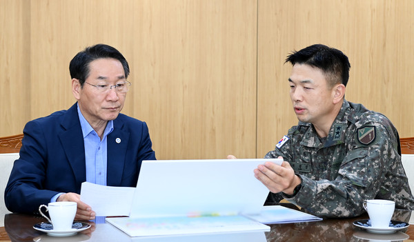 유정복 인천시장이 16일 시청 접견실에서 최근 북한의 도발과 관련해 이광섭 육군 제17보병사단장과 인천지역 안보현안을 논의하고 있다. (사진제공=인천시)