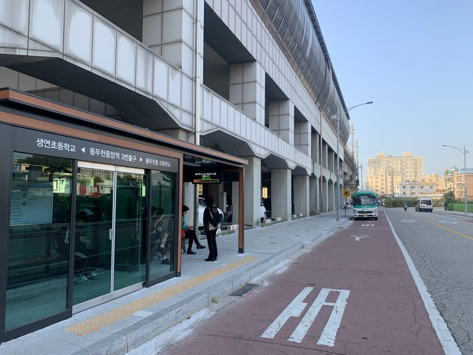 16일 오후 4시16분께 동두천시에서 설치한 버스정보정보시스템을 한 시민이 바라보고 있다. (사진=오기춘 기자)