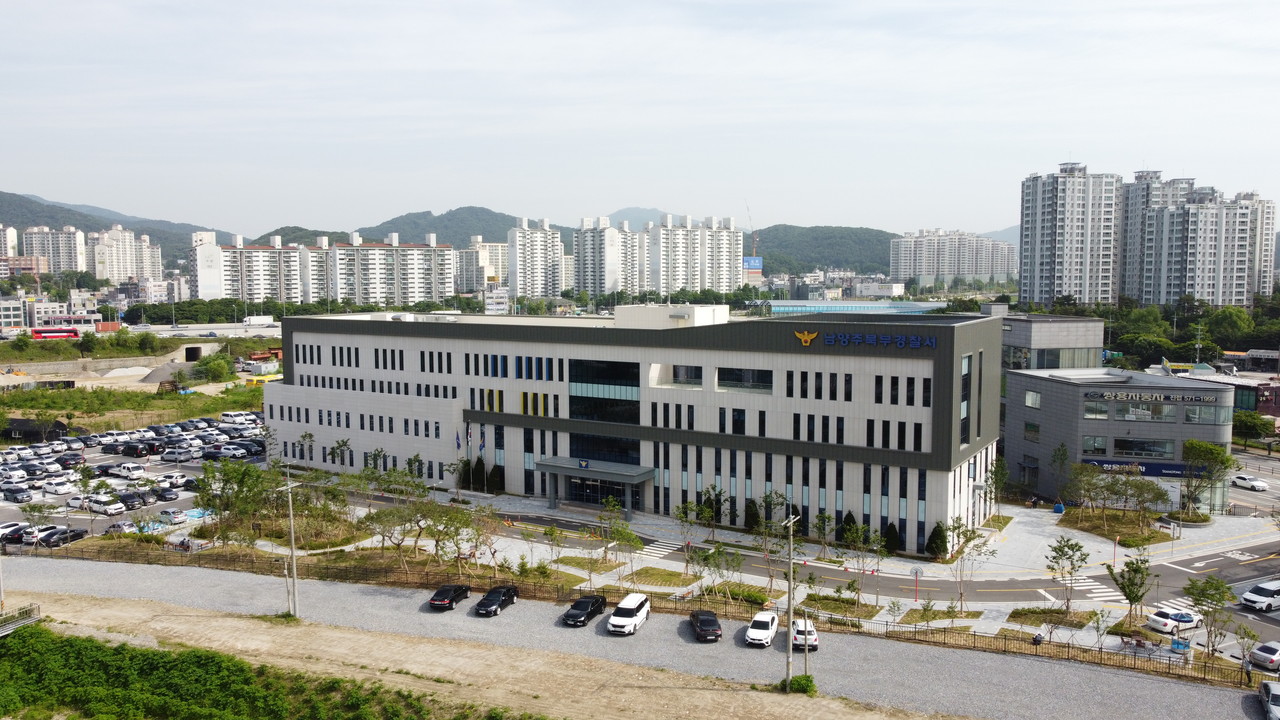 50대 여성을 습격해 숨지게 한 대형견은 지난 3월부터 남양주시 진건읍 지역에 출몰했던 유기견인 것으로 알려졌다. 사진은 남양주북부경찰서 전경. (사진=중앙신문DB)