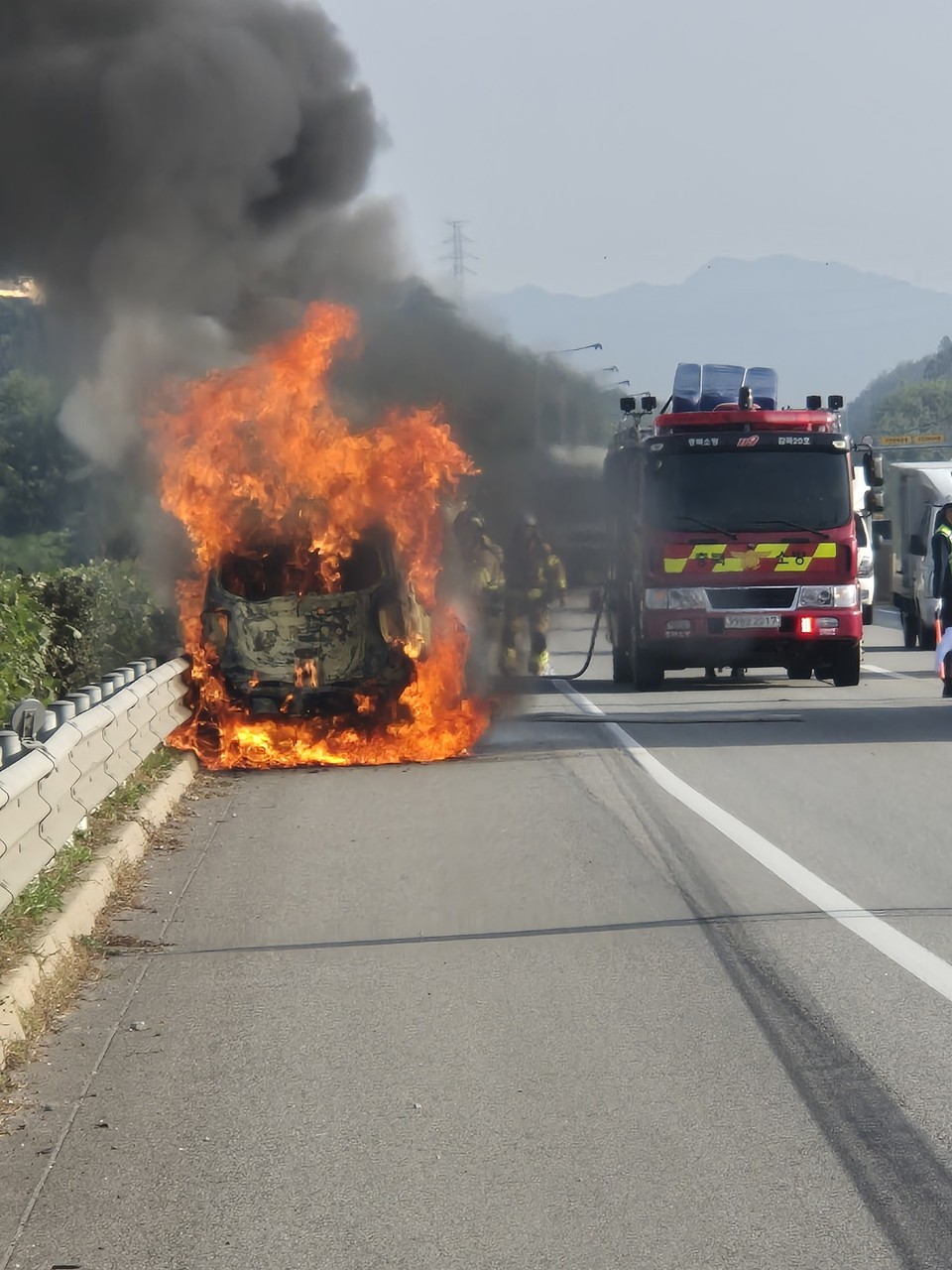 16일 오후 3시30분께 여주시 점동면 원부리 구간 중부내륙고속도로 양평방향에서 견인차에 견인돼 이동 중이던 레이 차량에서 불이 났다. (사진제공=경기도소방재난본부)