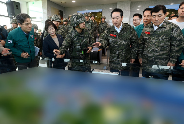 유정복 인천시장이 17일 옹진군 연평평화전망대를 찾아 안보상황을 점검하고 있다. (사진제공=인천시)
