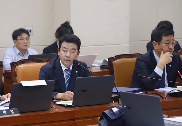 한국수자원공사의 안일한 댐 하자보수에 대한 문제가 환경부 국정감사에서 지적됐다. (사진제공=박정 의원실)
