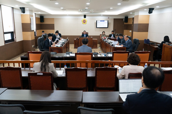 인천시의회 산업경제위원회가 지역 경제 활성화를 위해 지역구매 활성화 및 지역 상품 우선구매를 촉구하고 나섰다. (사진제공=인천시의회)