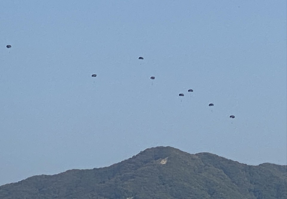 17일 오후 3시10분께 광주시 오포소재 특전사 부사관 후보생들이 낙하 훈련을 하고 있다. (사진=장은기 기자)