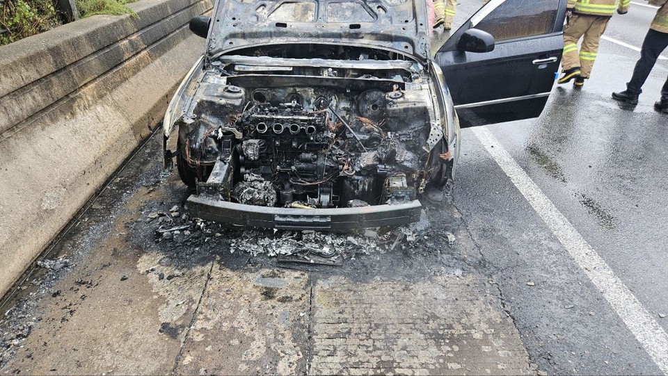 18일 오전 7시22분께 이천시 부발읍 영동고속도로 구간  인천방향으로 주행 중이던 검정색 소나타 차량에서 불이 나 신고를 받고 출동한 소방당국에 의해 약 26분 만인 오전 7시48분께 모두 꺼졌다. (사진제공=경기도소방재난본부)