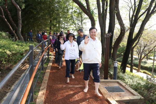 의왕시 ‘왕송호수공원 맨발걷기길’ 개장