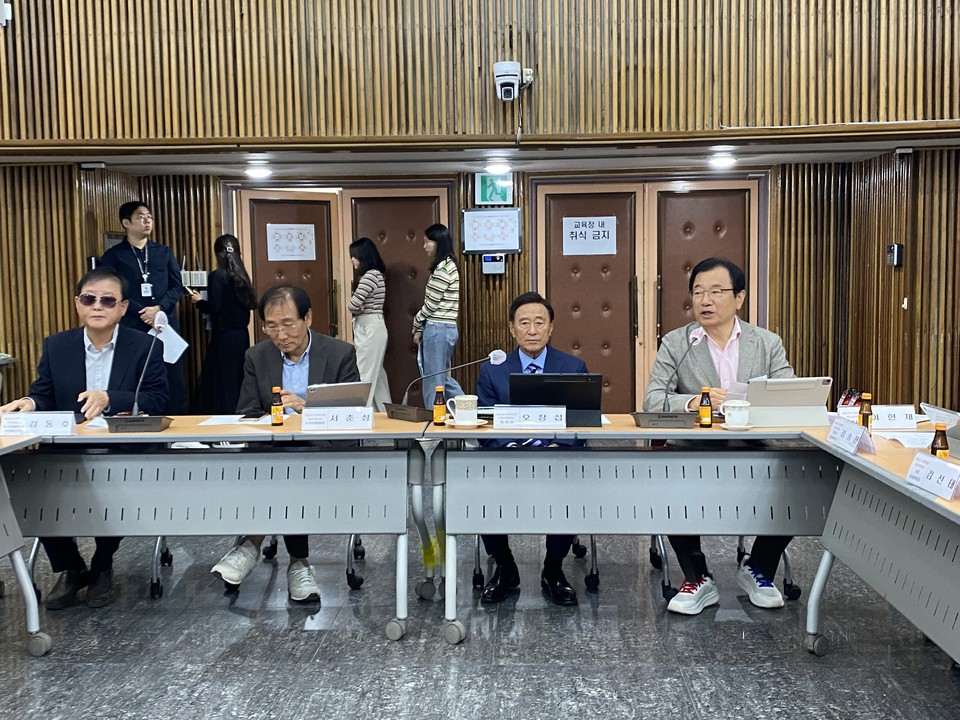 하남시는 17일 시청 본관 대회의실에서 '2024년 제4회 하남시 시민참여 혁신위원회 정기회의'를 열고 하남시 최대 현안 중 하나인 개발제한구역(GB) 해제 및 관리방안을 논의했다. (사진=장은기 기자)