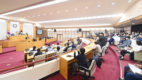 파주시의회는 지난 14일부터 18일까지 닷새간의 일정으로 시작된 ‘제250회 임시회’에서 각 상임위가 상정한 각종 조례안과 기타 안건 등 28건을 처리한 후, 2차 본회의를 끝으로 의사 일정을 마무리했다. (사진제공=파주시의회)