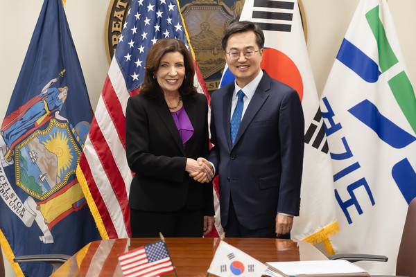 김동연 경기도지사가 미국 현지시간 17일 오후 뉴욕을 방문한 캐시 호컬(Kathy Hochul) 뉴욕 주지사와 기념촬영을 하고 있다. (사진제공=경기도)