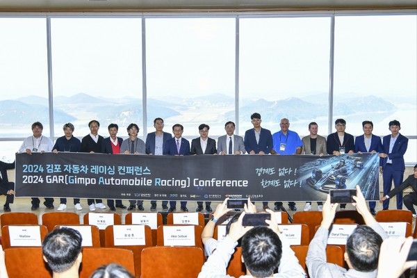김병수 시장이 애기봉평화생태공원서 개막된 '2024 김포자동차 레이싱 국제컨퍼런스'에 참석해 관계자들과 개막식 기념사진을 촬영하고 있다. (사진제공=김포시청)