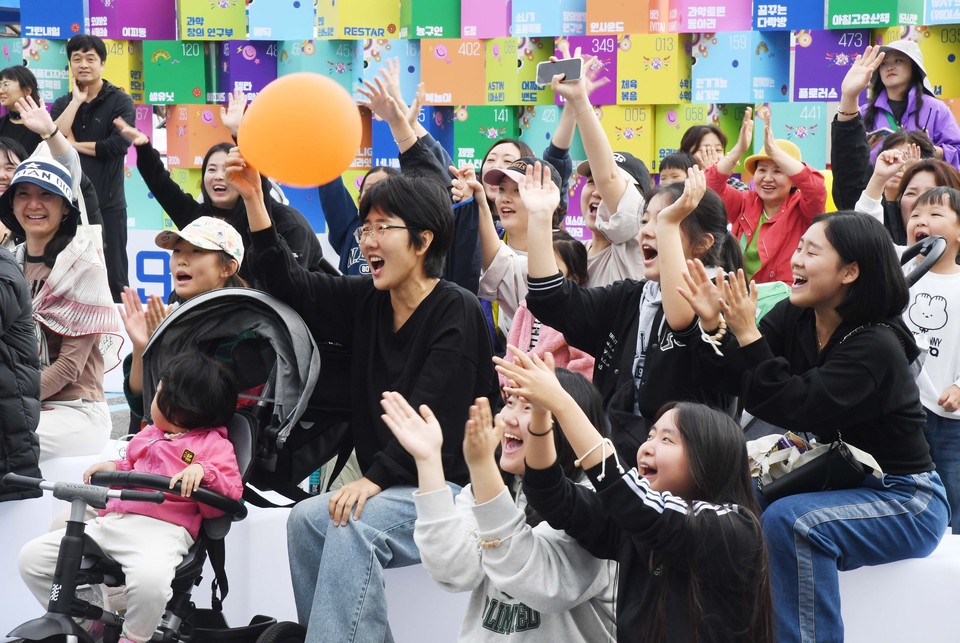 19일 열린 ‘제9회 시흥시 청소년동아리 축제’가 열린 시흥시청 곳곳은 수많은 청소년들의 동아리가 모여 열정과 창의력으로  꿈과 가능성을 마음껏 펼치는 에너지 넘치는 놀이터였다. (사진제공=시흥시)