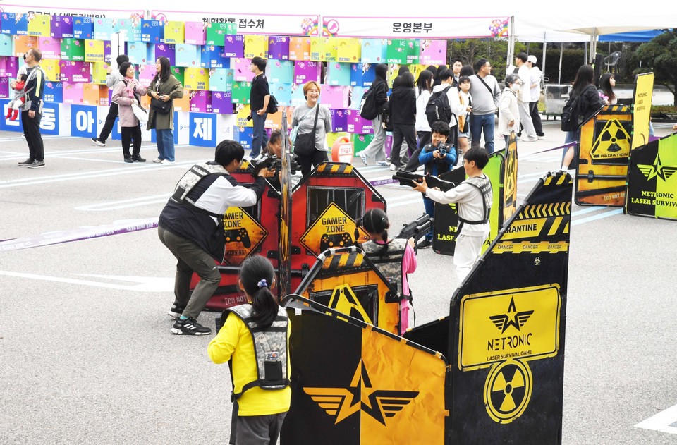 19일 열린 ‘제9회 시흥시 청소년동아리 축제’가 열린 시흥시청 곳곳은 수많은 청소년들의 동아리가 모여 열정과 창의력으로  꿈과 가능성을 마음껏 펼치는 에너지 넘치는 놀이터였다. (사진제공=시흥시)