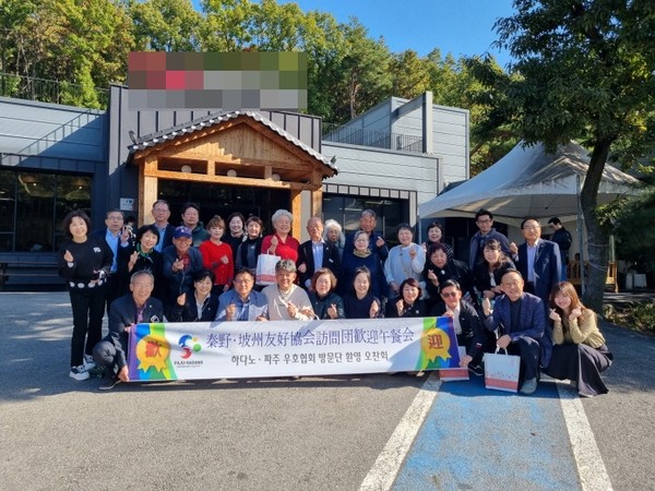 파주시 자매도시인 일본 하다노시의 시민 친선방문단이 파주개성인삼축제에 참석, 두 도시 우호협회 간 민간교류에 심혈을 기울이기로 했다. (사진제공=파주시)