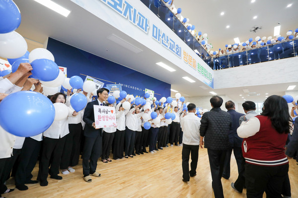 지난 20일 부산야고보지파와 안드레지파가 경남 창원에서 열린 부산·경남 앙코르 신천지 전도 대성회를 개최한 가운데 성창호 지파장과 성도들이 목회자 등 참석자들을 환영하는 모습. (사진제공=