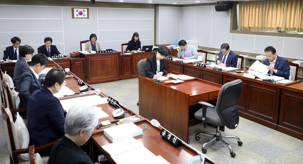수원특례시의회 기획경제위원회는 21일 조례안 등 14건의 안건을 심사했다. (사진제공=수원시의회)