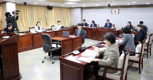 수원특례시의회 환경안전위원회는 21일 조례안 등 11건의 안건을 심사했다. (사진제공=수원시의회)