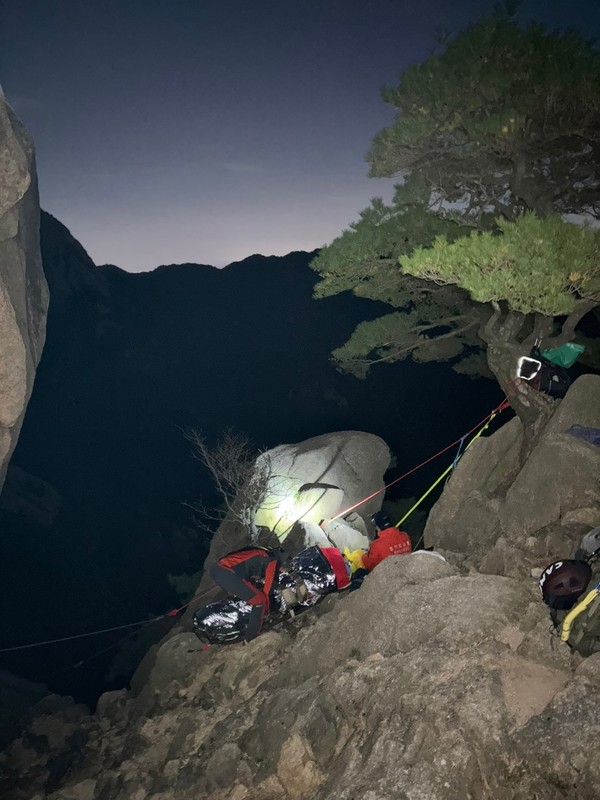 북한산의 험한 바윗길에서 등산하던 60대 여성이 부상을 당했다. (사진제공=경기도북부소방재난본부)