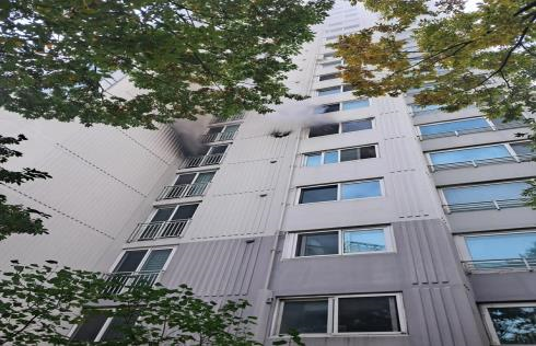 용인의 한 아파트에서 전기적 요인으로 추정되는 불이 나 4명의 이재민이 발생했다. (사진제공=경기도소방재난본부)