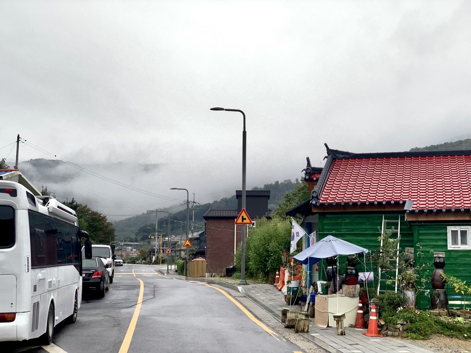 22일 낮 12시20분께 비가내린 동두천 칠봉산을 구름이 휘감고 있는 풍경이 경이롭게 보인다. (사진=오기춘 기자)