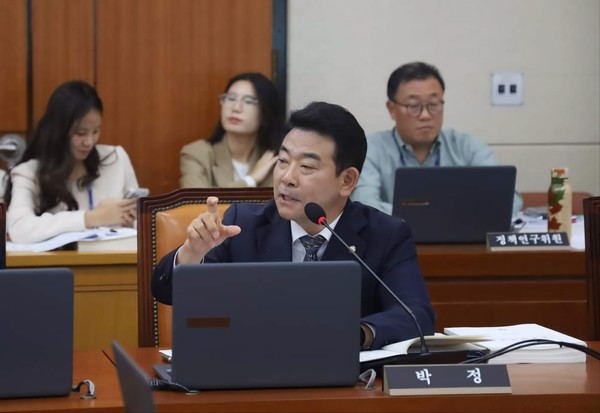 민주당 박정 의원은 노동부 산하기관인 노사발전재단의 컨설팅사업 수행기관 선정 과정을 문제삼고, 공직자윤리법 위반과 특혜 의혹 해소 차원의 철저한 조사를 촉구했다. (사진제공=박정 의원실)