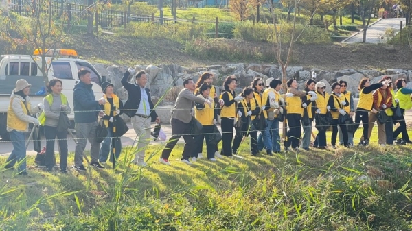 “흙공 던지고 쓰레기 줍고” 이현재 시장, 미사3동 유관단체와 망월천 정화 활동