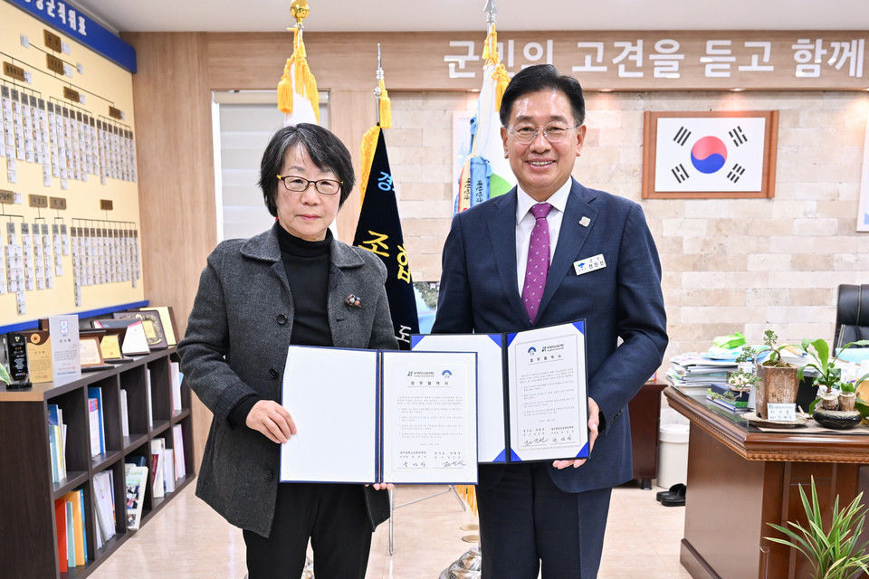 양평군이 지난 24일 군수실에서 농어촌청소년육성재단과 지역 내 청소년들의 국내·외 활동 지원 등 농어촌 청소년 육성사업 및 지역발전 사업 협력을 위한 업무협약을 체결했다.