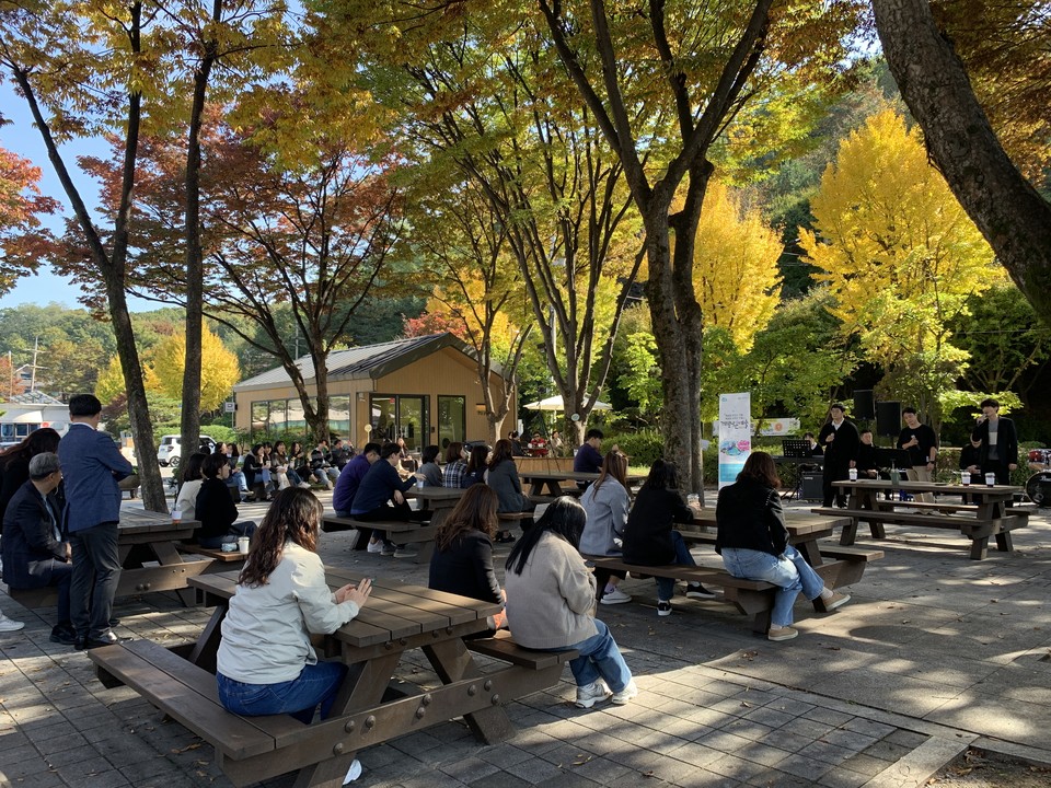 25일 낮 12시30분께 동두천시청 야외 쉼터 공원 카페 앞에서 열린 '동두천 윈드오케스트라'의 거리로 나온 예술 공연에 시청 공무원, 시민 등 약 150여명이 공연을 관람하면서 가을 정취를 즐기고 있다. (사진=오기춘 기자)