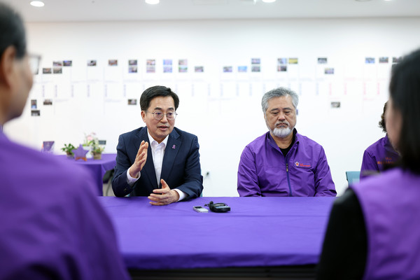 김동연 경기도지사가 이태원 참사 2주기 맞아 유족과 만나 위로했다. (사진제공=경기도)